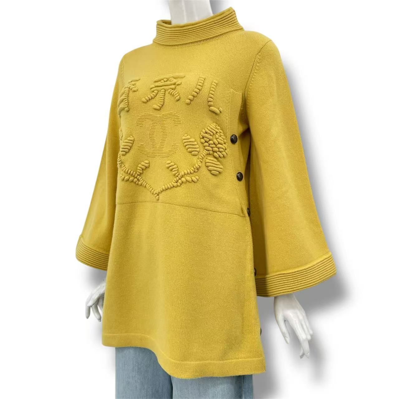 新品同様 CHANEL シャネル セーター 2010年 METIERS D'ART 上海コレクション ロゴ ココボタン ココマーク カシミヤ サイズ38 イエロー 新品同様 CHANEL シャネル セーター 2010年 METIERS D'ART 上海
