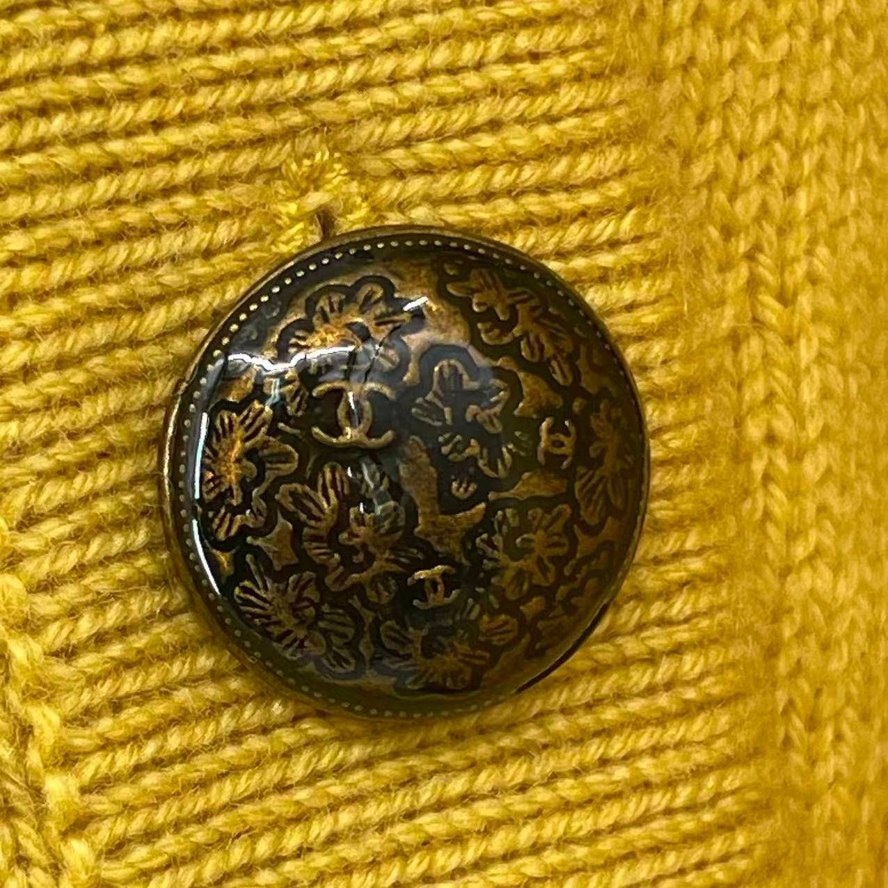 新品同様 CHANEL シャネル セーター 2010年 METIERS D'ART 上海コレクション ロゴ ココボタン ココマーク カシミヤ サイズ38 イエロー 新品同様 CHANEL シャネル セーター 2010年 METIERS D'ART 上海