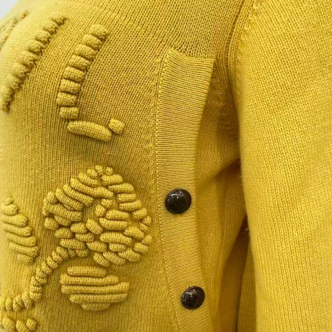 新品同様 CHANEL シャネル セーター 2010年 METIERS D'ART 上海コレクション ロゴ ココボタン ココマーク カシミヤ サイズ38 イエロー 新品同様 CHANEL シャネル セーター 2010年 METIERS D'ART 上海