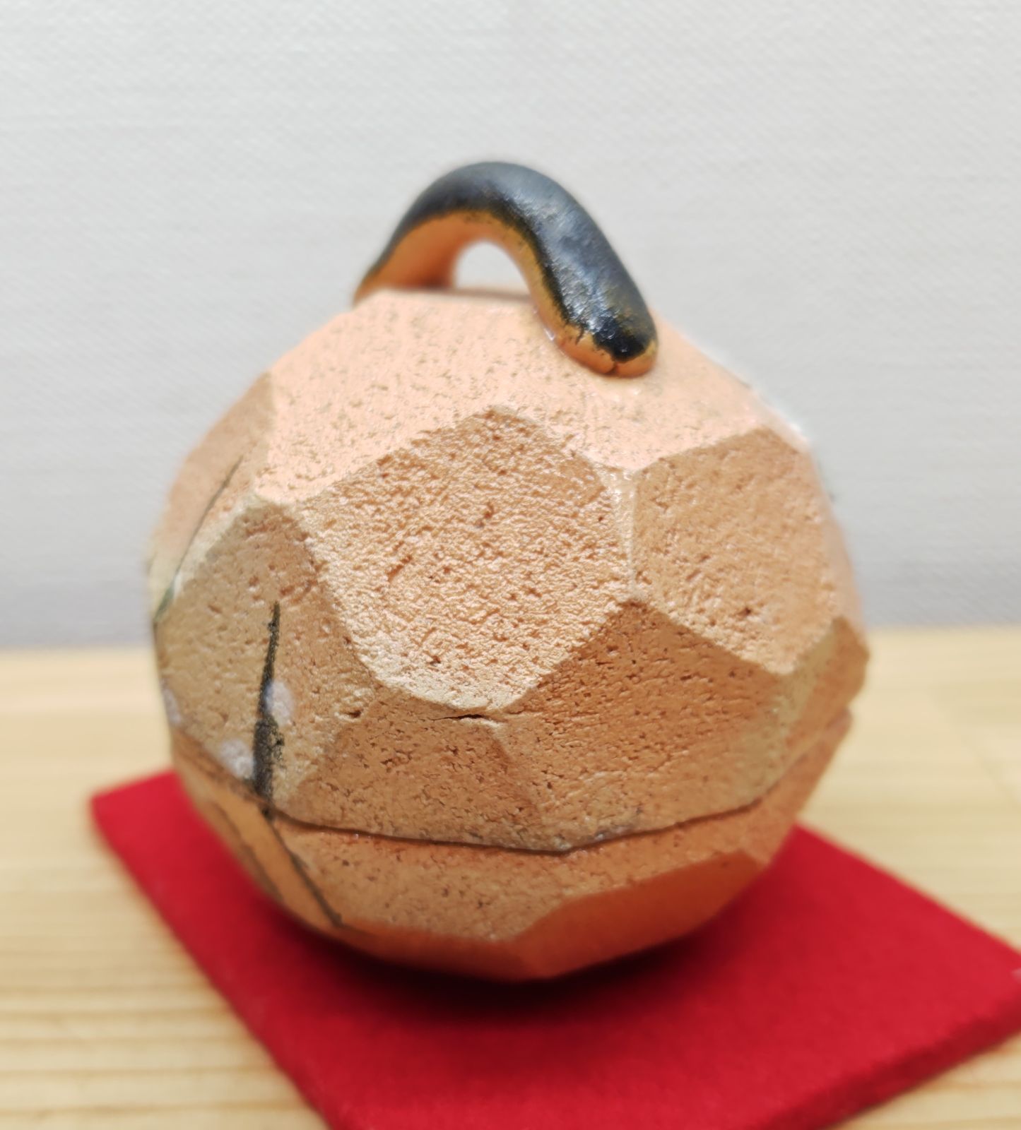 逢絢亭・新品】茶道具 香合 楽焼 赤楽 乾山 槍梅の図 佐々木昭楽 共