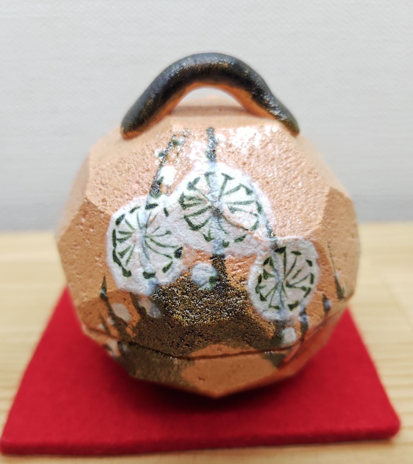 逢絢亭・新品】茶道具 香合 楽焼 赤楽 乾山 槍梅の図 佐々木昭楽 共