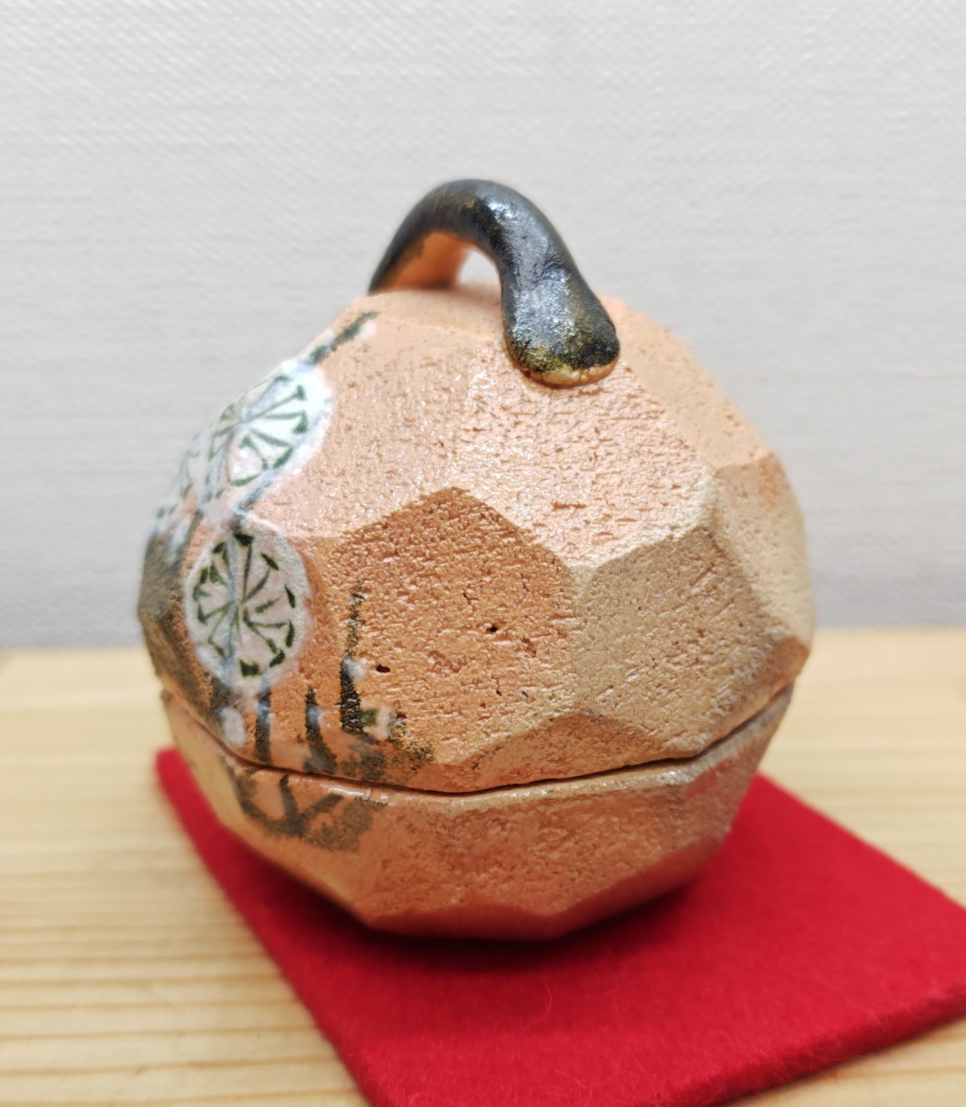 逢絢亭・新品】茶道具 香合 楽焼 赤楽 乾山 槍梅の図 佐々木昭楽 共