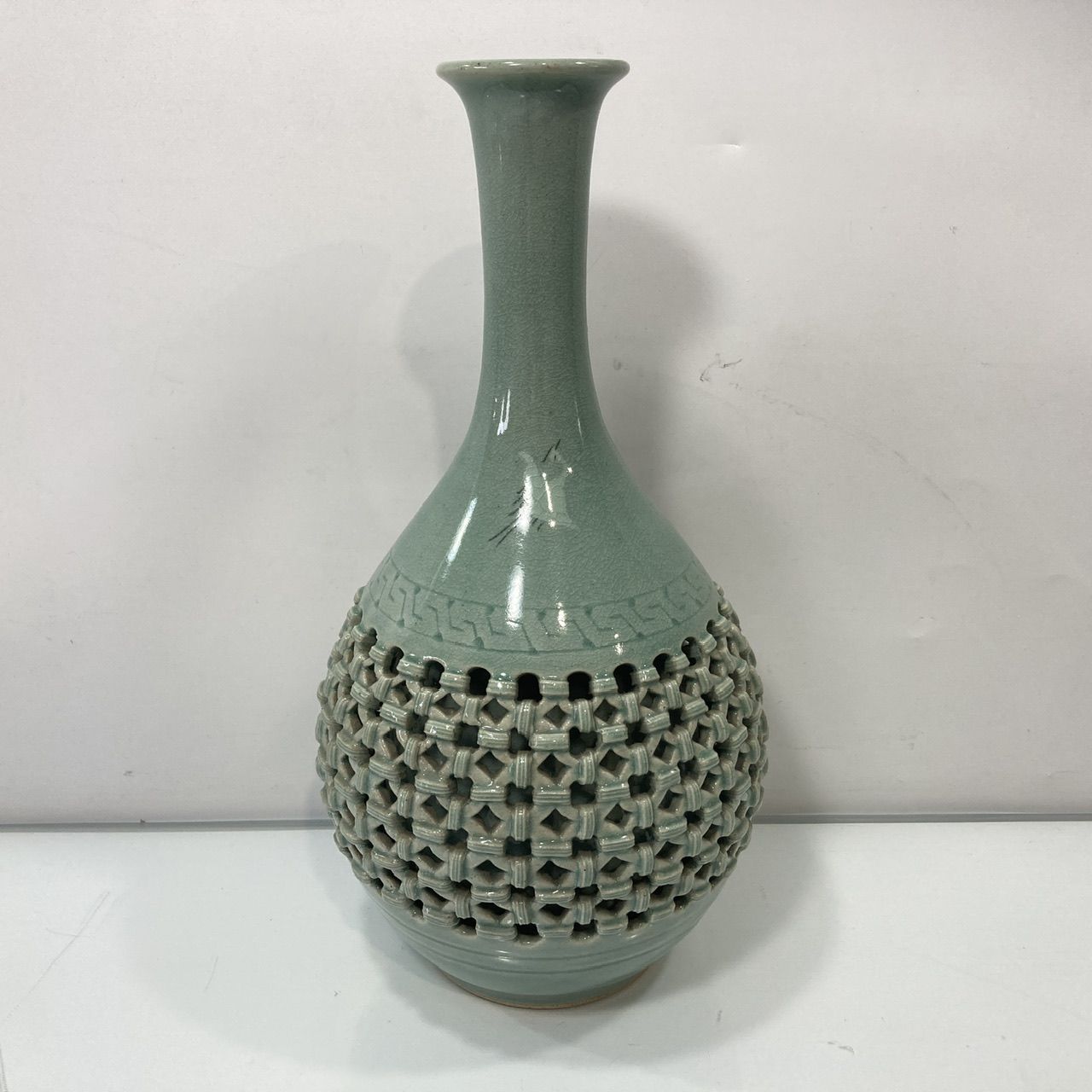 高麗 青磁 鉄砂 唐草模様 小さい花器 一輪挿し 峰鶴窯の花器K23/透かし/高麗青磁/骨董 | 骨董・アンティークの