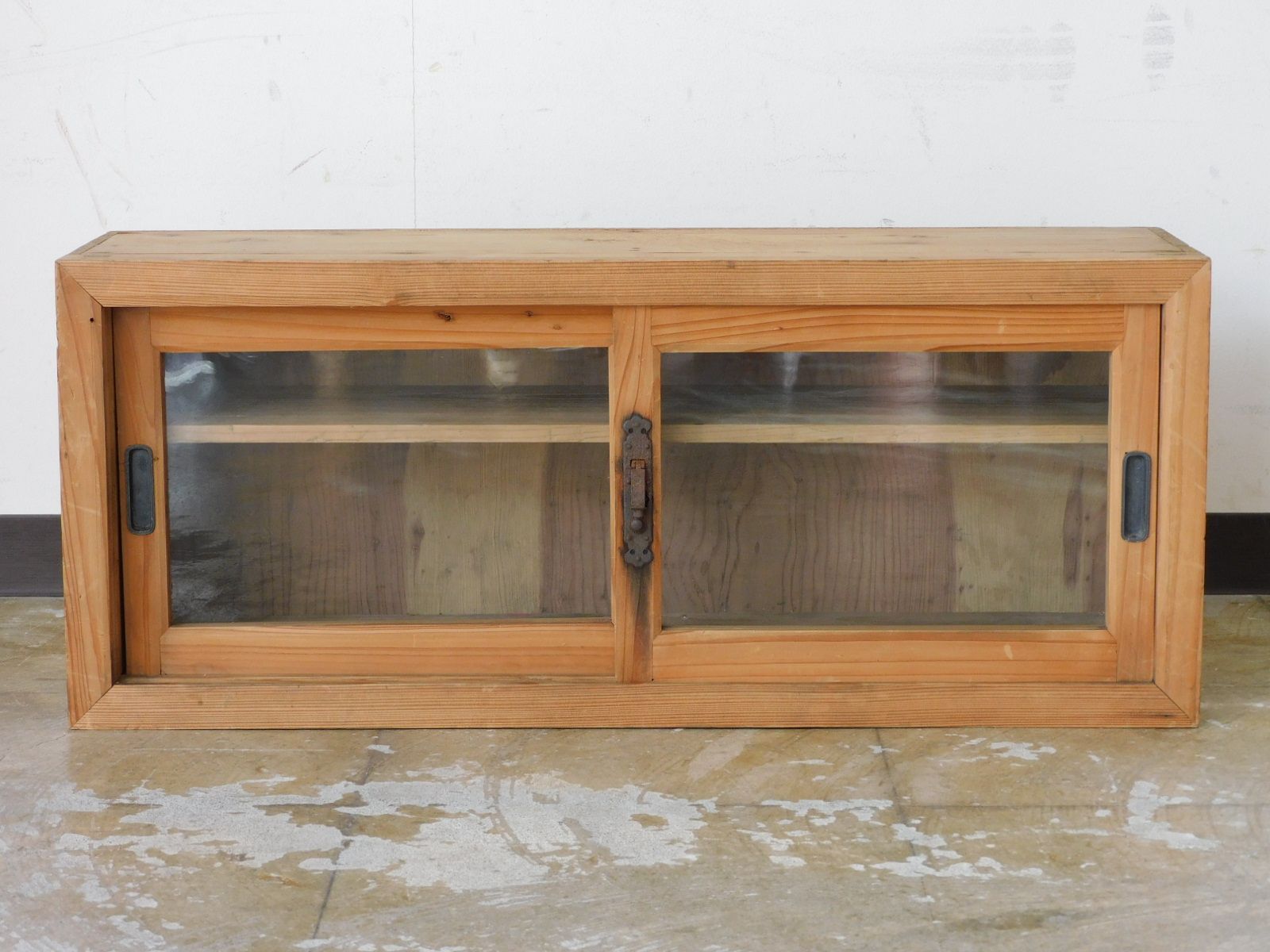 ふるい木味 ゆらゆらガラスのちいさなガラス戸棚 HK-a-05843 / 無垢材