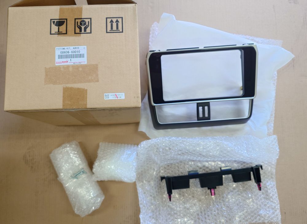 トヨタ純正部品 ランクルプラド150系後期 カーナビフィッティングキット 品番：08606-60010