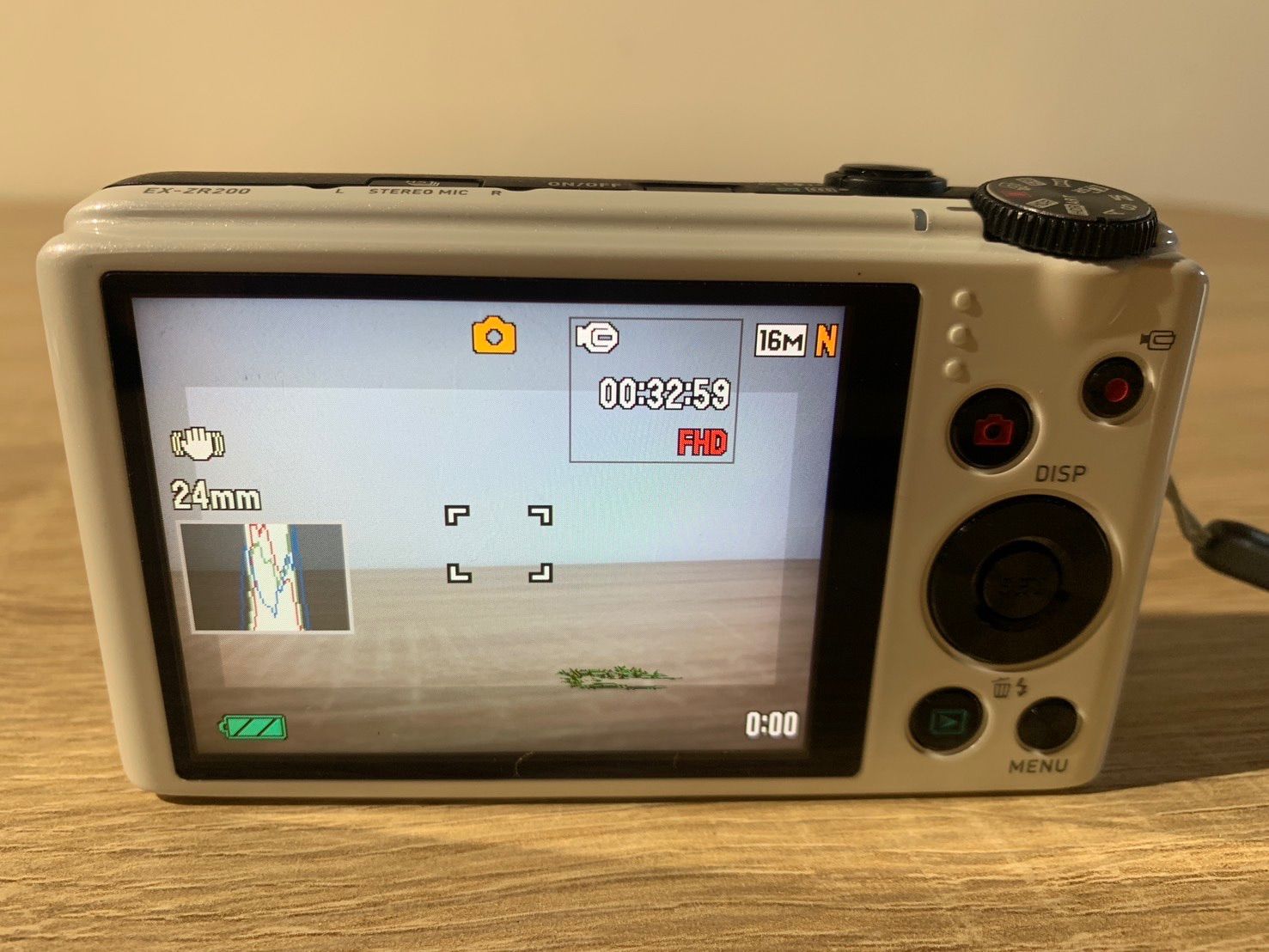 7811 Casio EXILIM EX-ZR200 ホワイト デジカメ - メルカリ