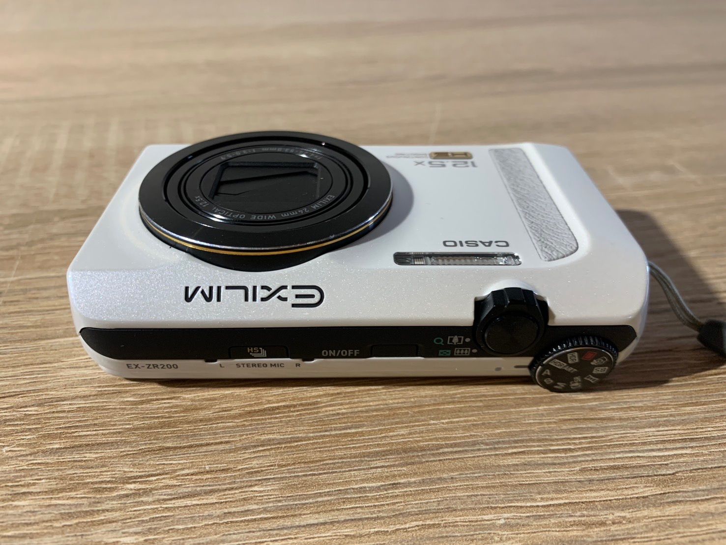 7811 Casio EXILIM EX-ZR200 ホワイト デジカメ - メルカリ