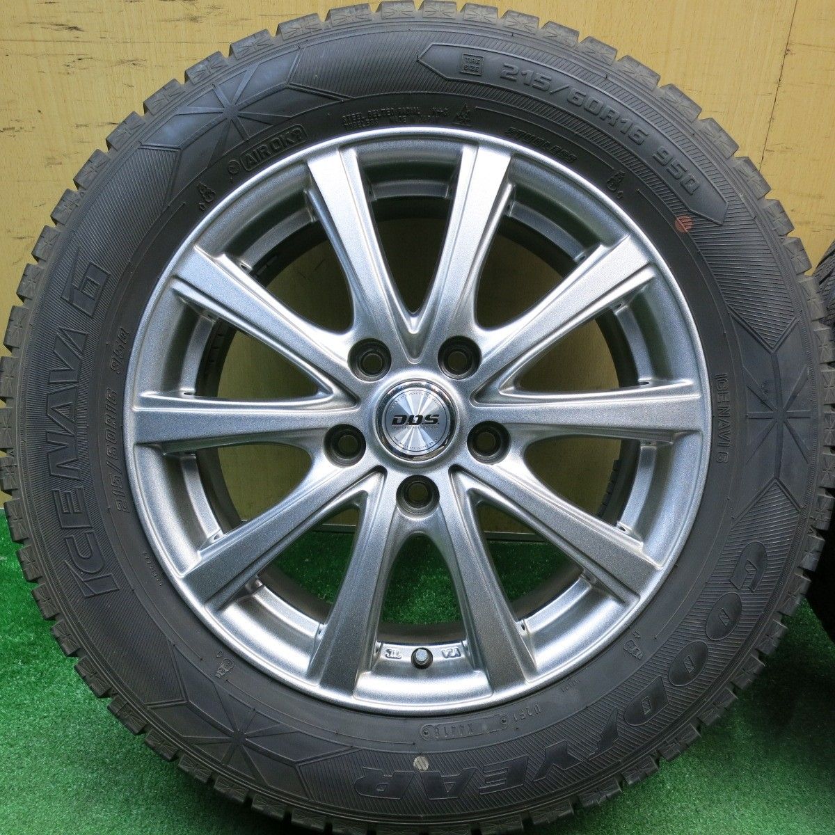 バリ溝！キレイ！8.5分☆スタッドレス 215/60R16 グッドイヤー アイス