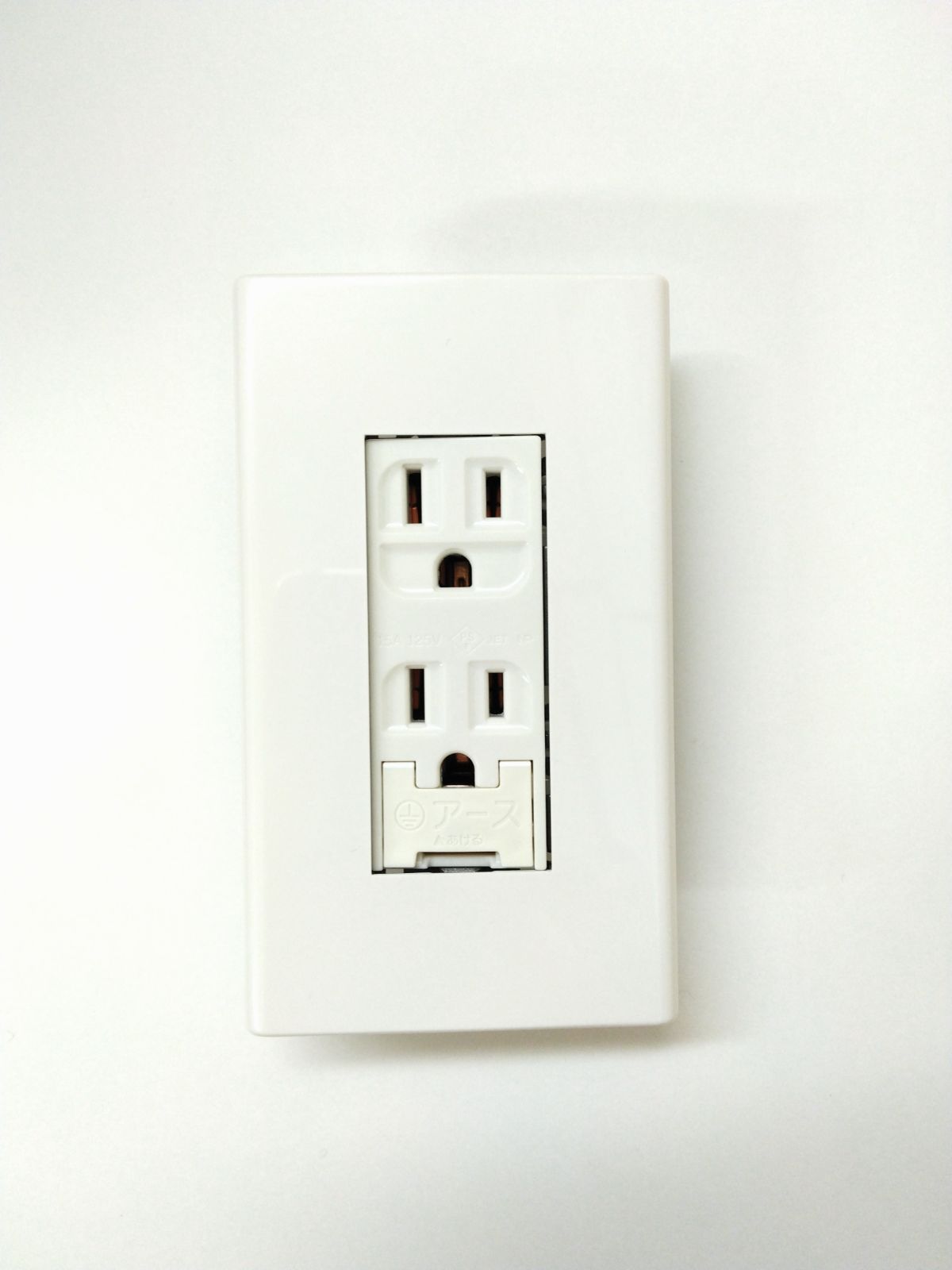 パナソニック 埋込アースターミナル付 接地ダブルコンセント ホワイト スクエアプレート付 セット