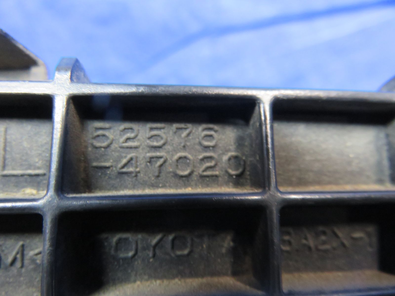 LA8642* プリウス ZVW30/後期 (左) リアバンパー/サポートリテーナー