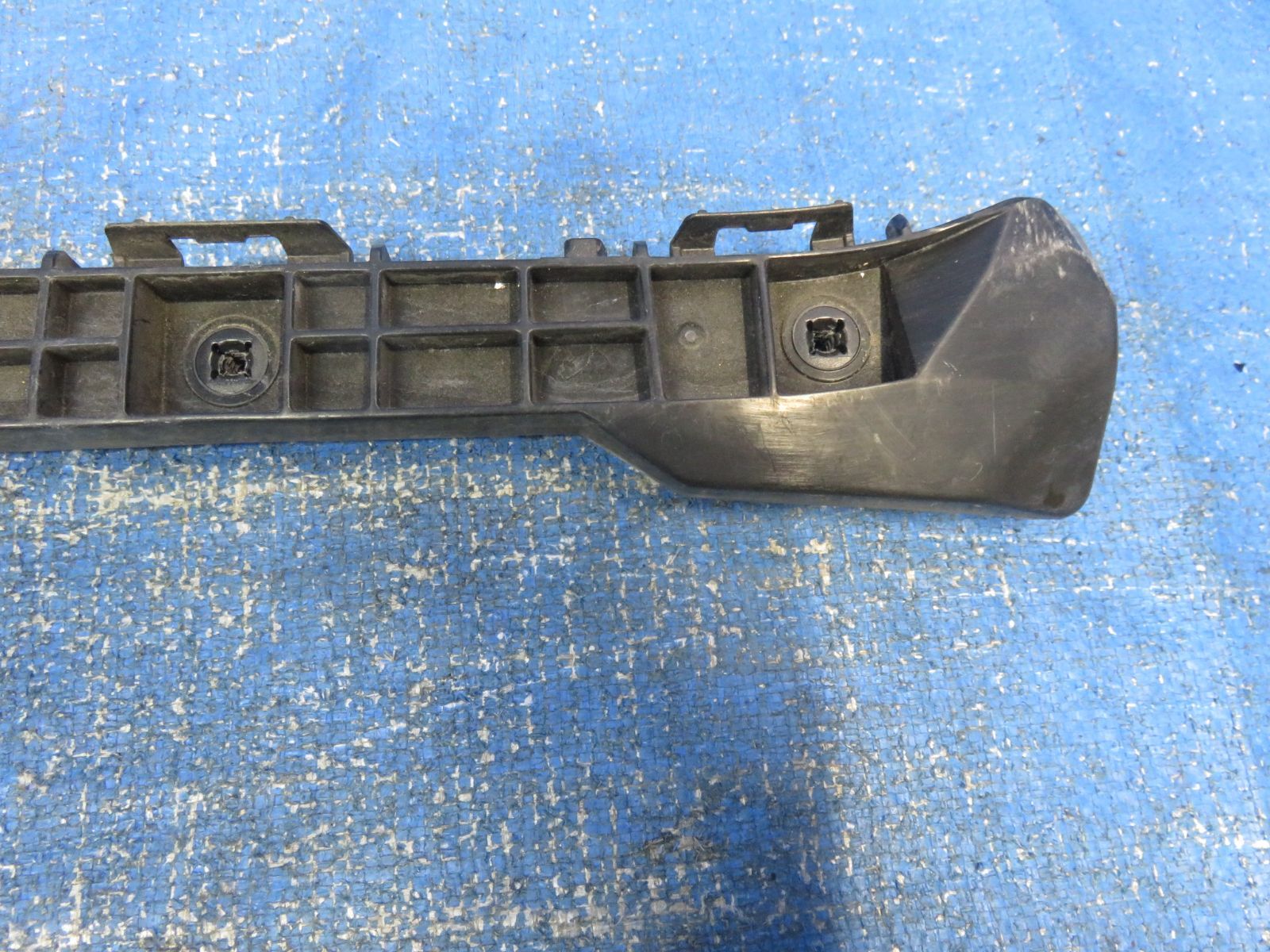 LA8642* プリウス ZVW30/後期 (左) リアバンパー/サポートリテーナー