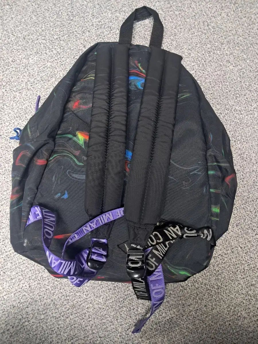 マルセロバーロン リュック ブラック 総柄 MARCELO デイパック 黒 マルセロ・ブロン × イーストパック、初のコラボでバックパックやiPad