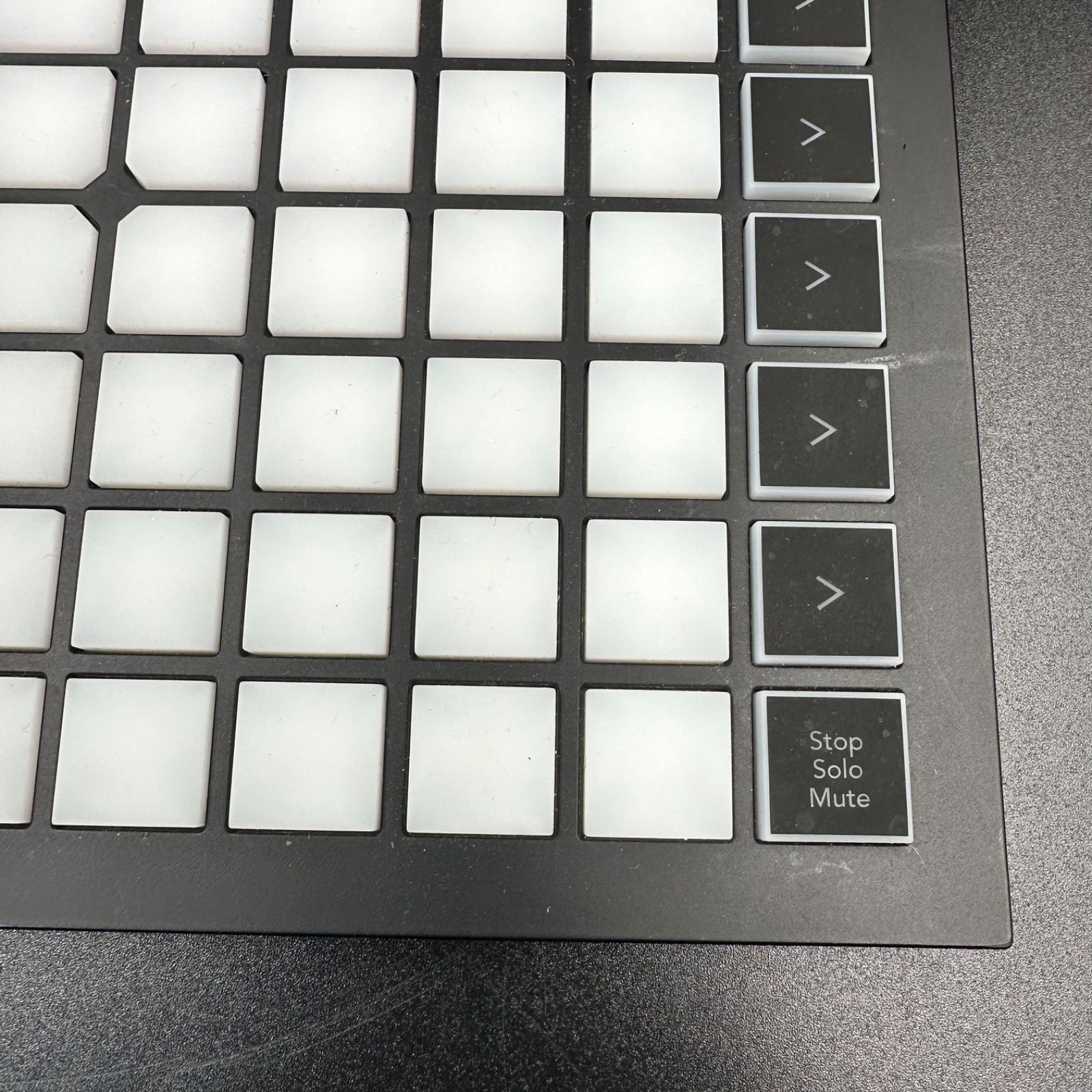 NOVATION Launchpad Mini MK3 MIDIコントローラー - メルカリ
