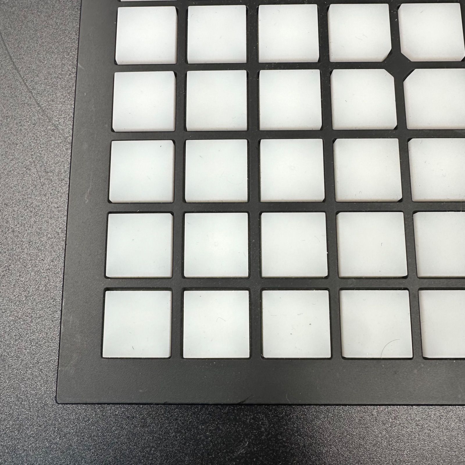 NOVATION Launchpad Mini MK3 MIDIコントローラー - メルカリ