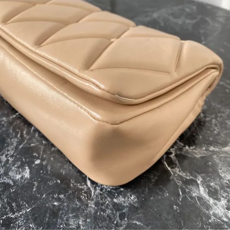 CHARLES & KEITH ベージュ キルティング ショルダーバッグ CHARLES & KEITH チャールズ＆キース ショルダーバッグ チェーン
