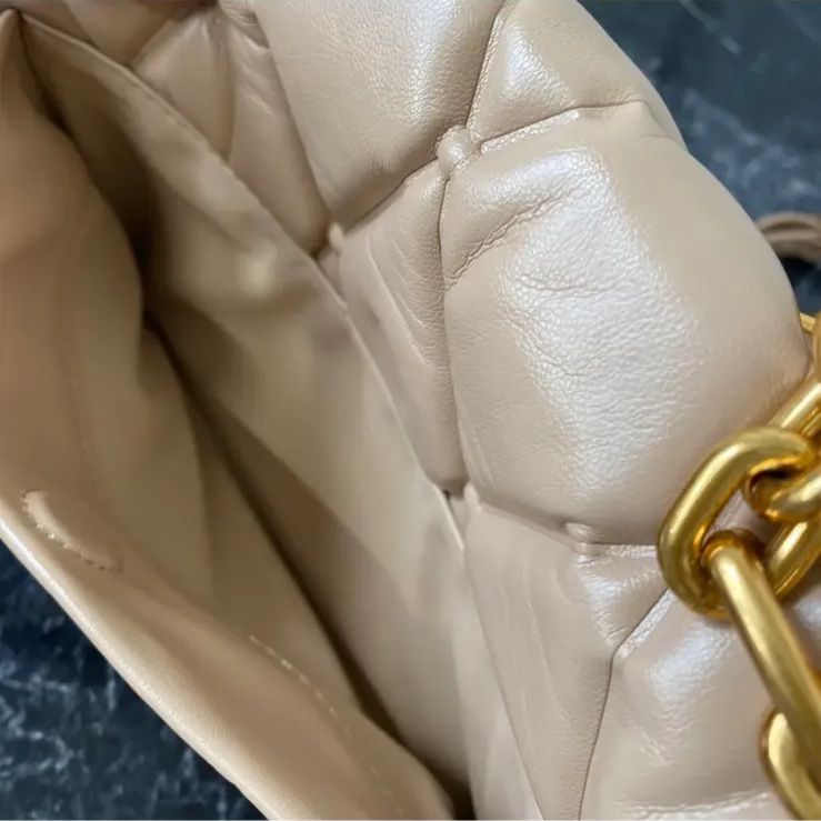 CHARLES & KEITH ベージュ キルティング ショルダーバッグ CHARLES & KEITH チャールズ＆キース ショルダーバッグ チェーン