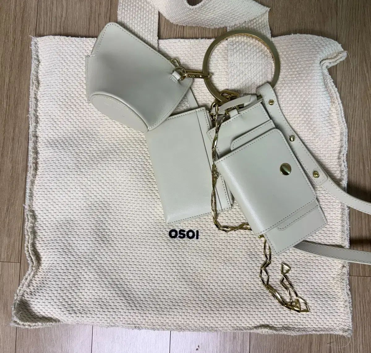未使用) OSOI バングルリングバッグ 白 金色 - メルカリ