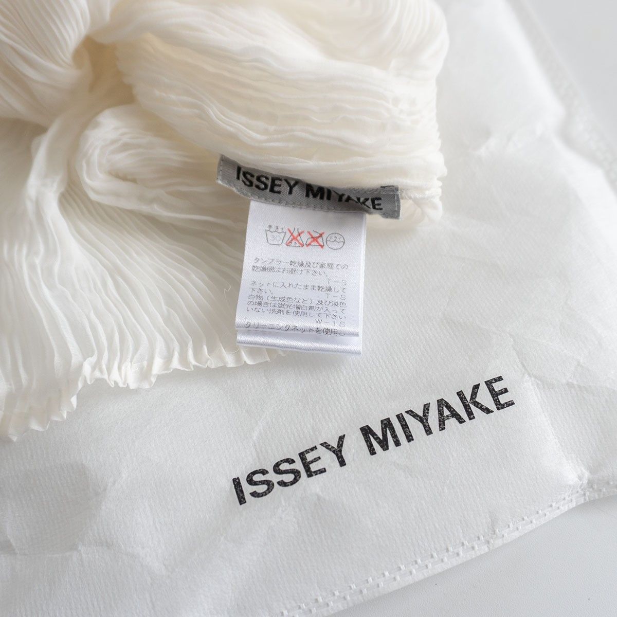 me by ISSEYMIYAKE シワプリーツ ブラウス 白 美品】 ISSEY MIYAKE 【しわプリーツ ブラウス】M ホワイト イッセイ