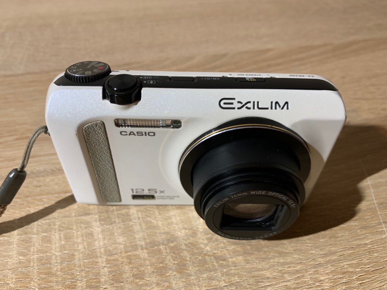 7877 Casio EXILIM EX-ZR200 ホワイト デジカメ 動作確認済み - メルカリ