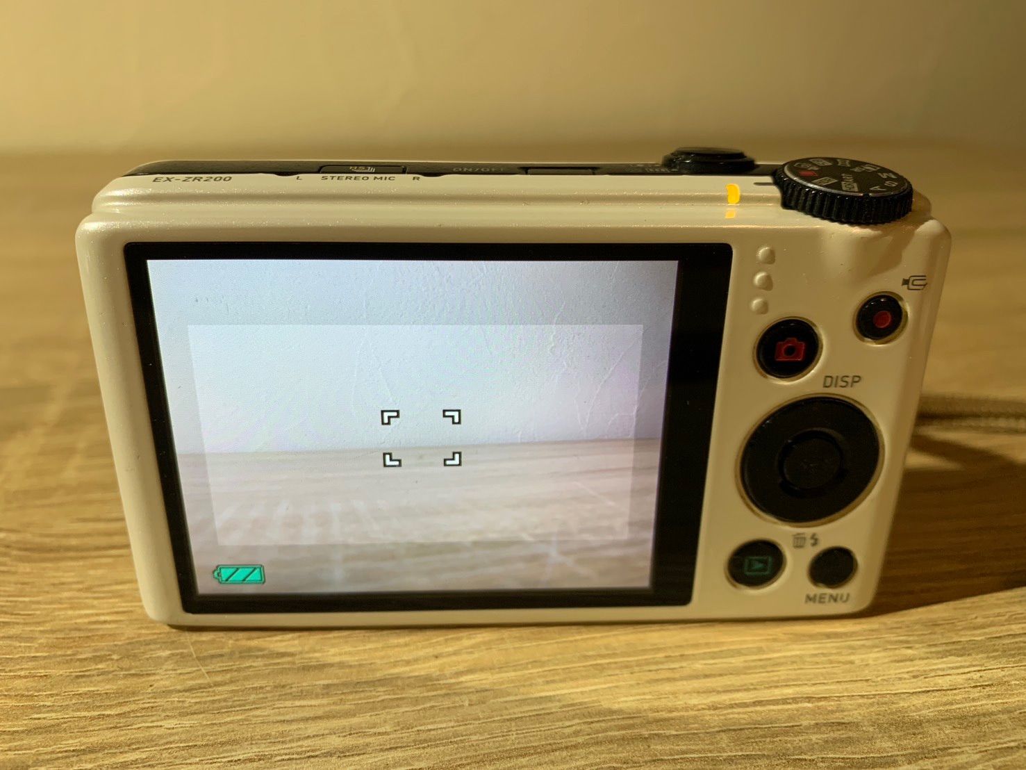 7877 Casio EXILIM EX-ZR200 ホワイト デジカメ 動作確認済み - メルカリ