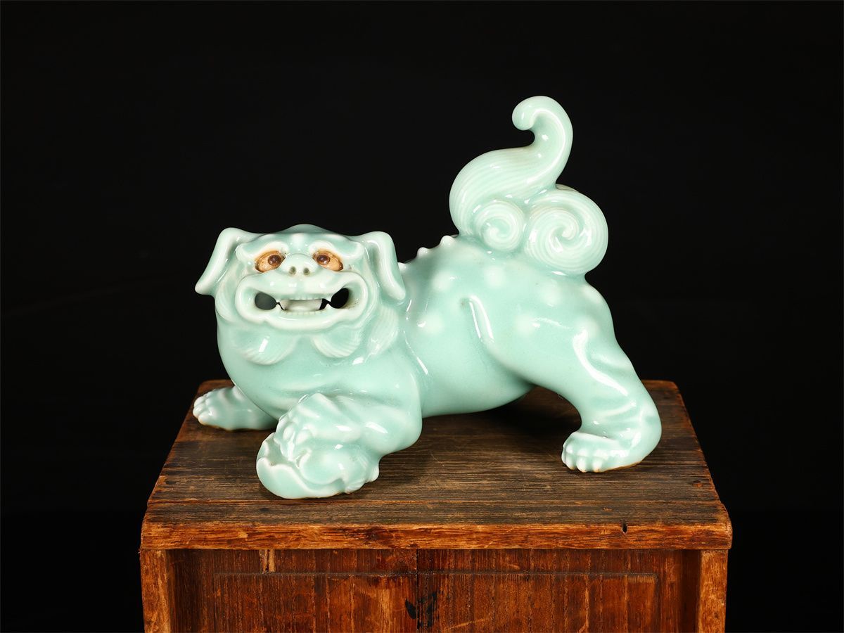 真葛香山】 宮川香山 青磁 牡丹獅子 置物／共箱付 本物保証 美品G