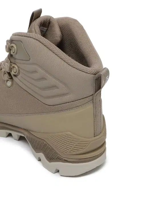 トレッキングシューズ