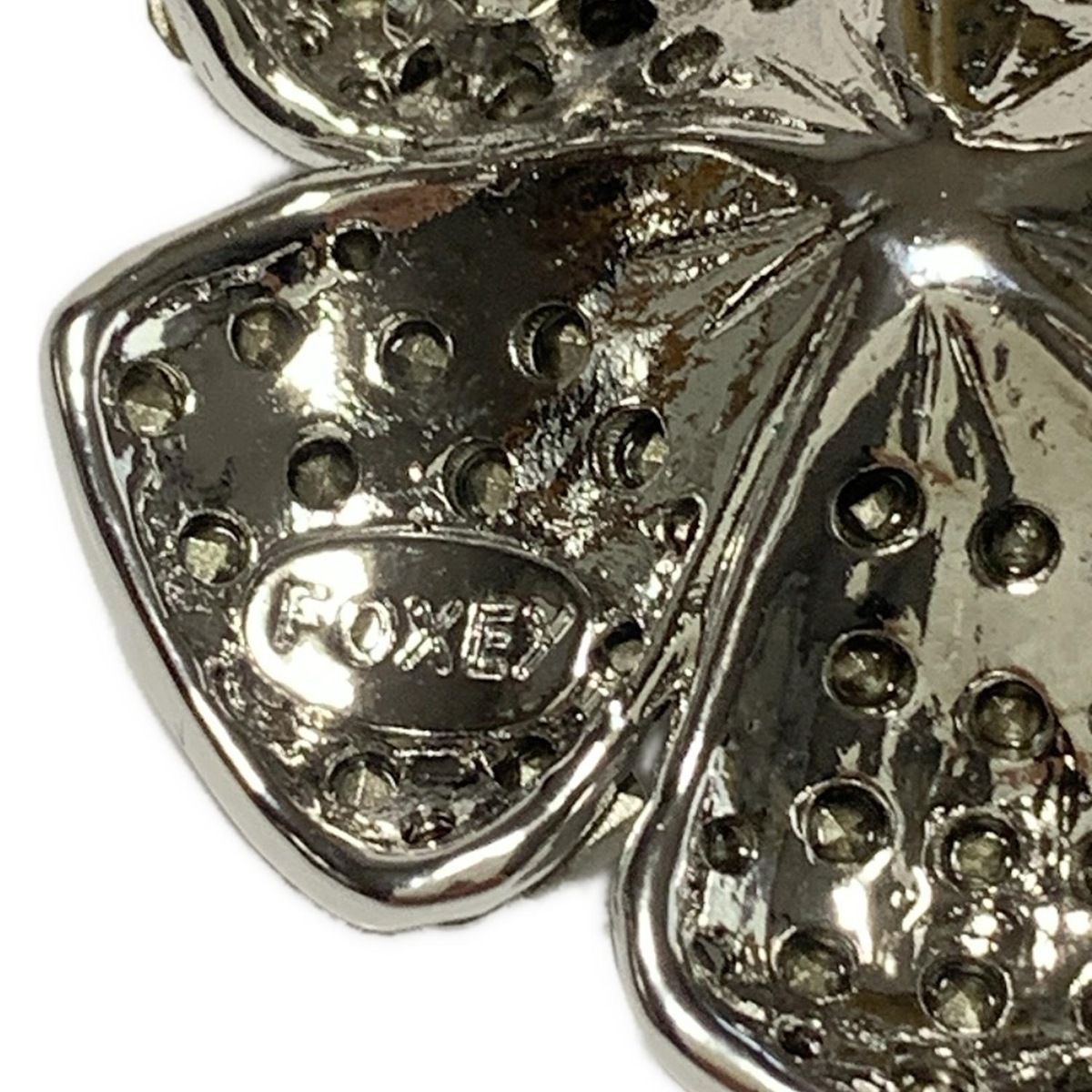 FOXEY(フォクシー) ブローチ - シルバー×白×クリア フラワー(花