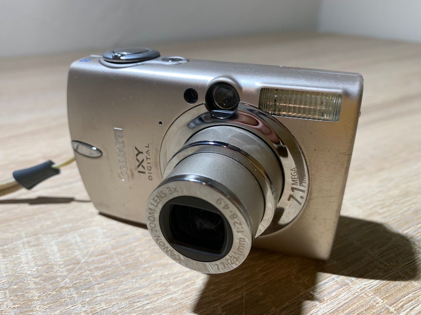7894 Canon IXY DIGITAL 700 サテンベージュ デジカメ ジャンク品