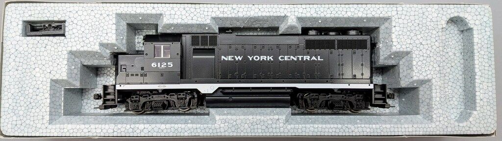 HOゲージ KATO EMD-GP35 中古品 KATO USA KATO/HOゲージ EMD GP35 Phase Ia New York Central 6125 37