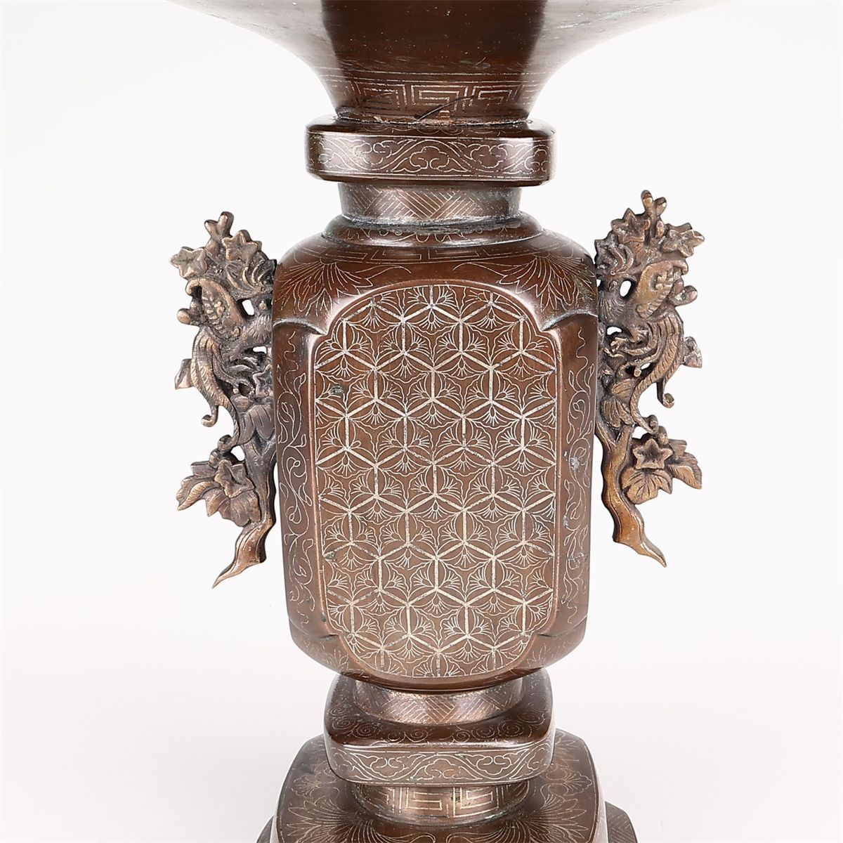 金属製彫刻装飾花瓶 DA732 明治金工最高峰 銅製 全身銀象嵌 角花瓶 大型 高31.5㎝／箱付 美