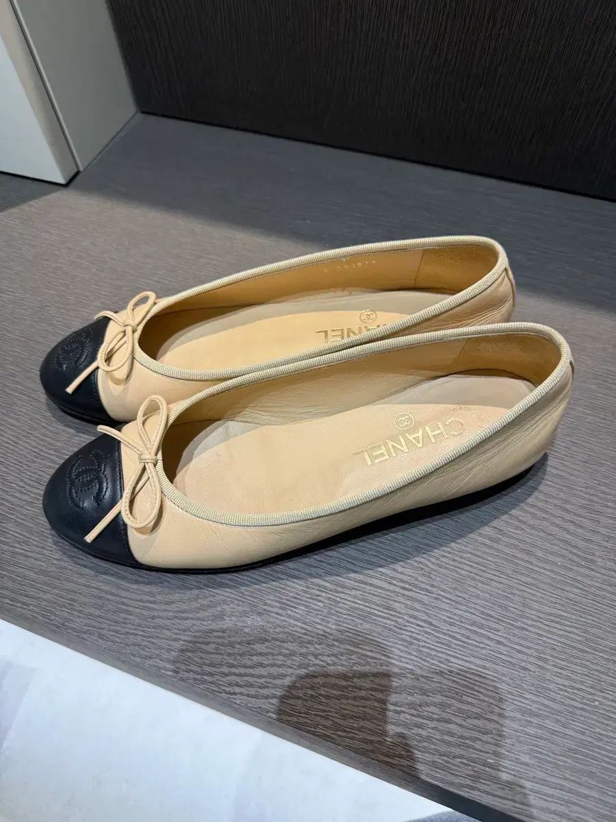 シャネル バレリーナ フラット ベージュ/ブラック 37.5 サイズ - メルカリ