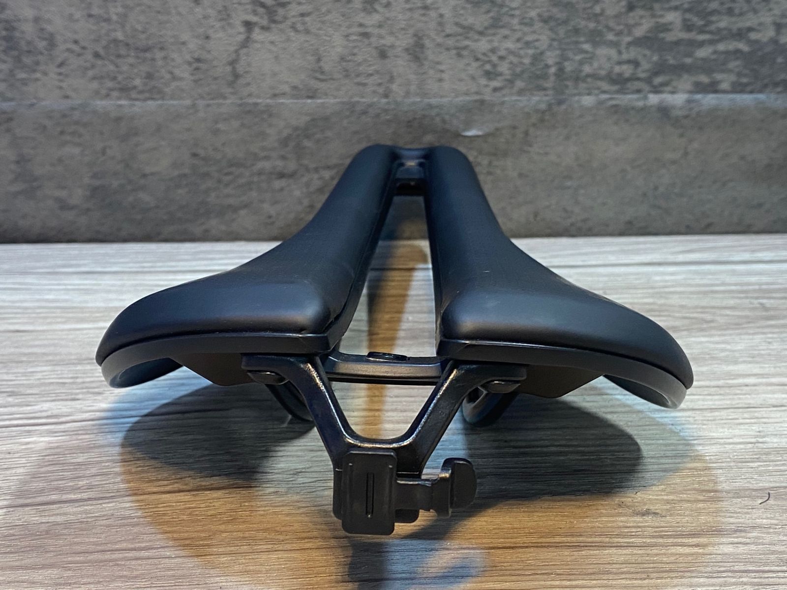 JU985 ボントレガー BONTRAGER AEOLUS ELITE サドル 黒 145mm クロモリ