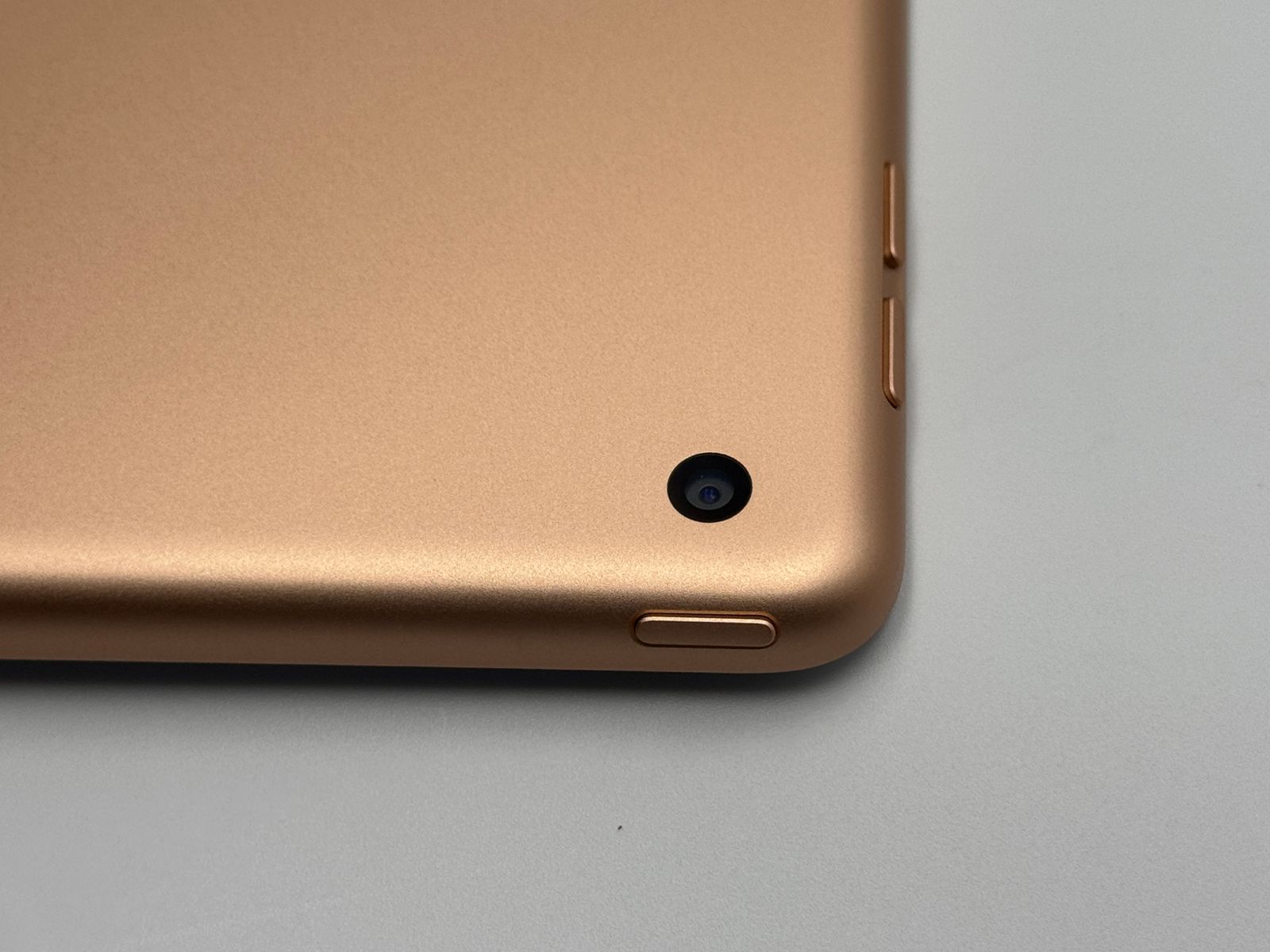 中古B】iPad 第8世代 32GB ゴールド Wi-Fi バッテリー【92%】 - メルカリ