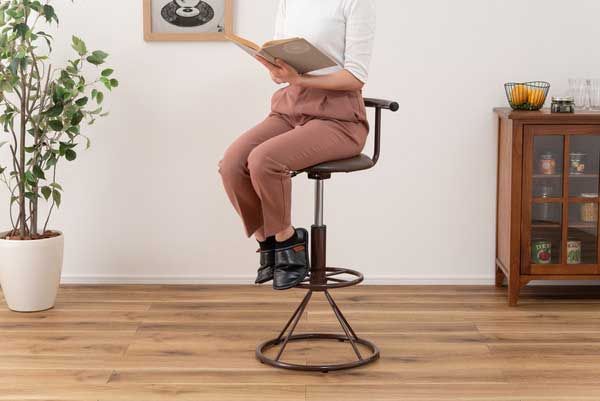 ソフトレザー座面のカウンターチェア（回転式・昇降機能・フットレスト