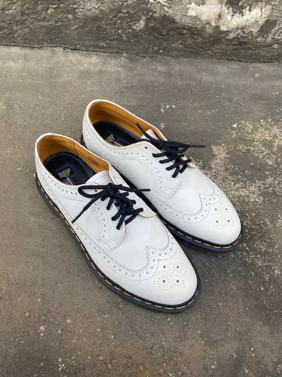 DR. MARTENS ドクターマーチン 白 ウイングチップ シューズ 270 - メルカリ