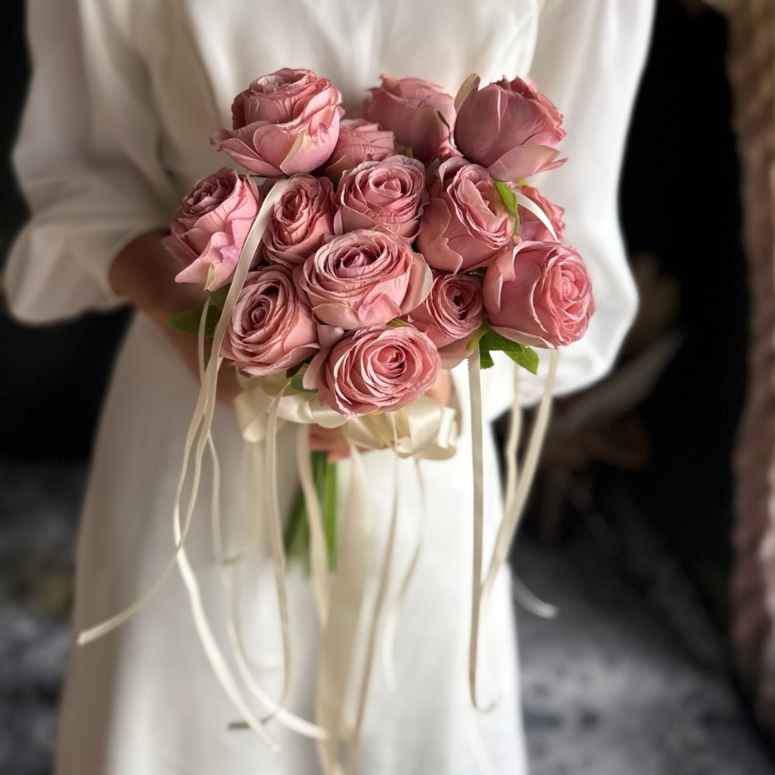 造花　クラッチブーケ　バレエコアブーケ くすみピンクローズ×バレエコアクラッチブーケ☆ブートニア - メルカリ
