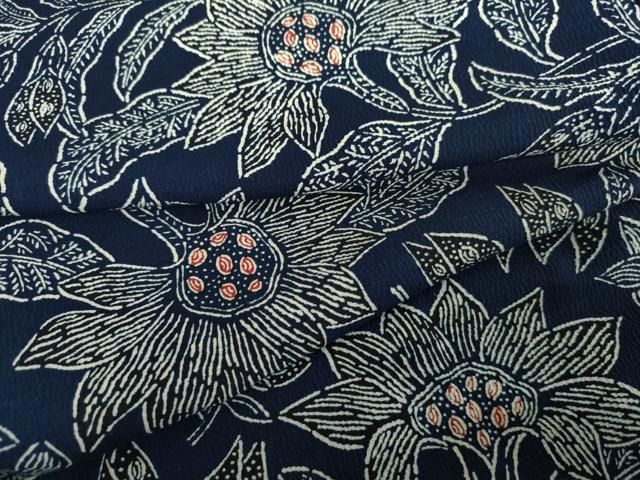 平和屋着物○浦野理一 小紋 本藍 更紗花唐草文 鬼しぼ縮緬 正絹 逸品