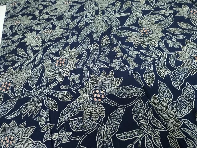 平和屋着物○浦野理一 小紋 本藍 更紗花唐草文 鬼しぼ縮緬 正絹 逸品