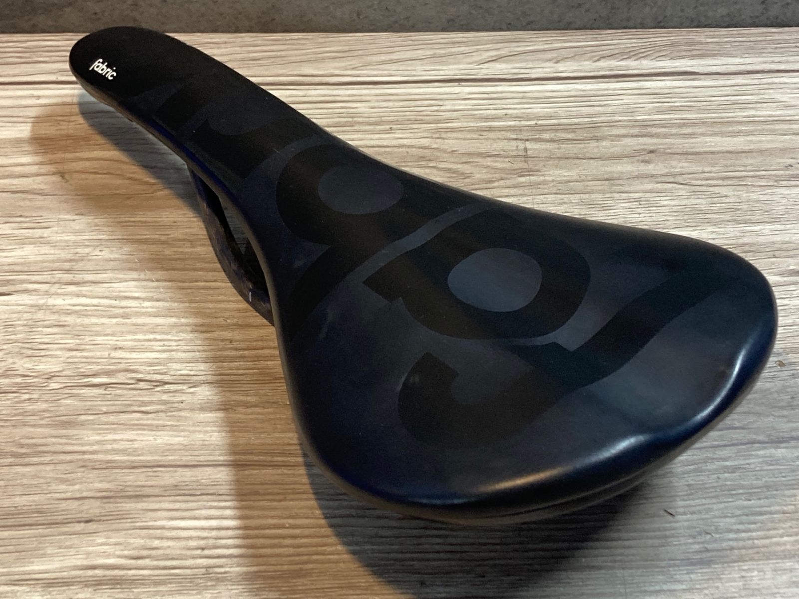 JU867 ファブリック fabric SCOOP SHALLOW PRO TEAM サドル 黒