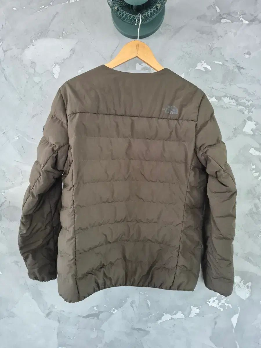 THE NORTH FACE ザノースフェイス カーキ色 軽量 ダウン M/95 サイズ