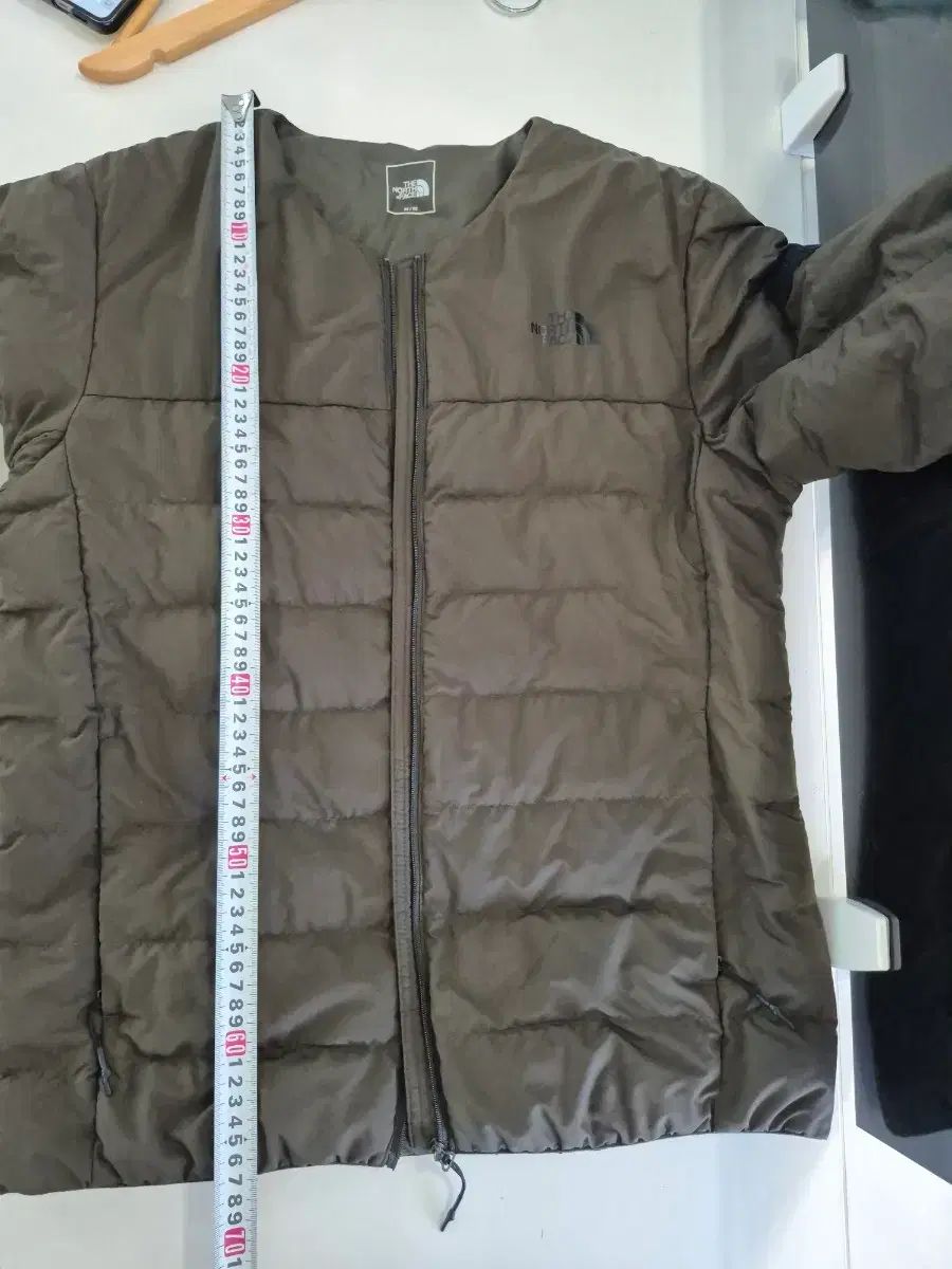 THE NORTH FACE ザノースフェイス カーキ色 軽量 ダウン M/95 サイズ