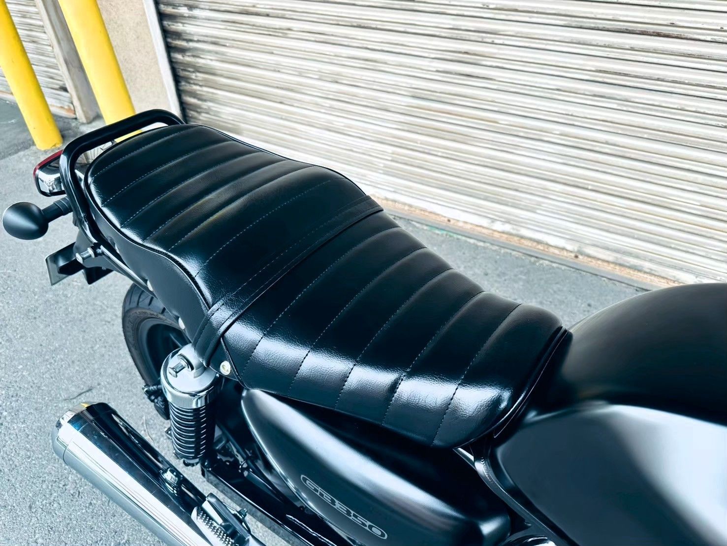 GB350 鋲打ち 黒皮 タックロールシート/リベット 装着画像有 あんこ 