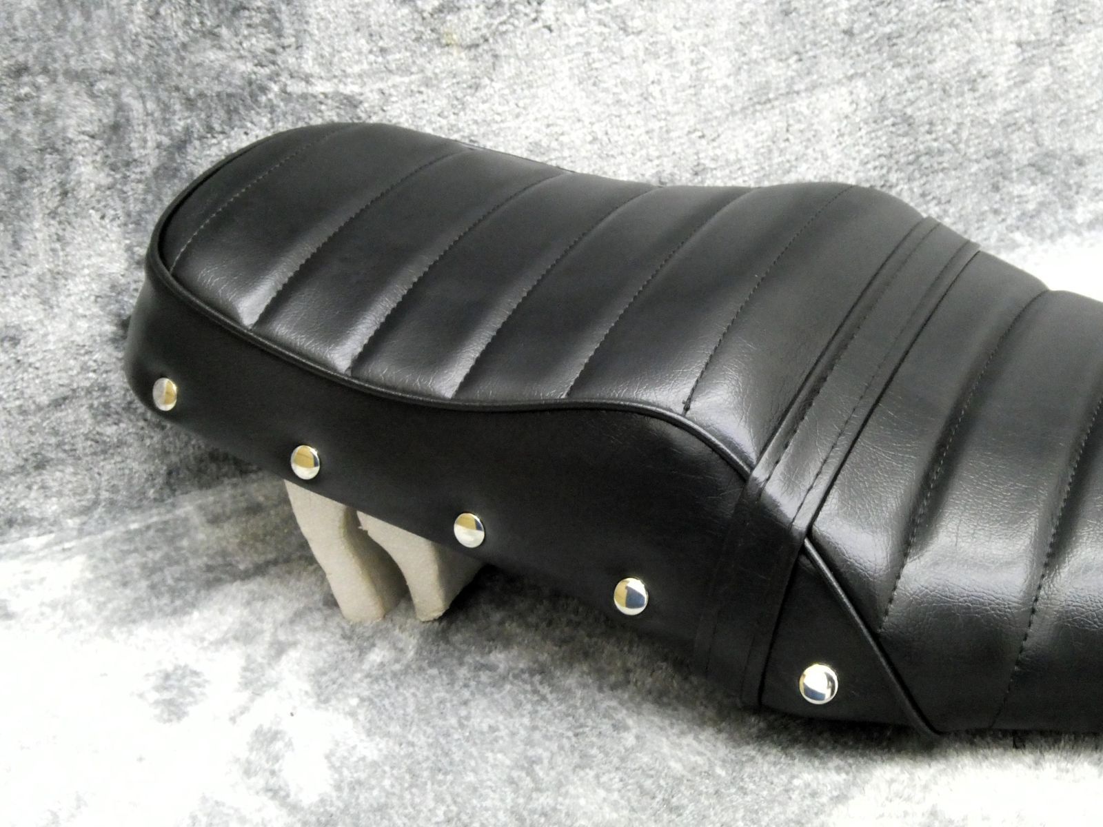 GB350 鋲打ち 黒皮 タックロールシート/リベット 装着画像有 あんこ 