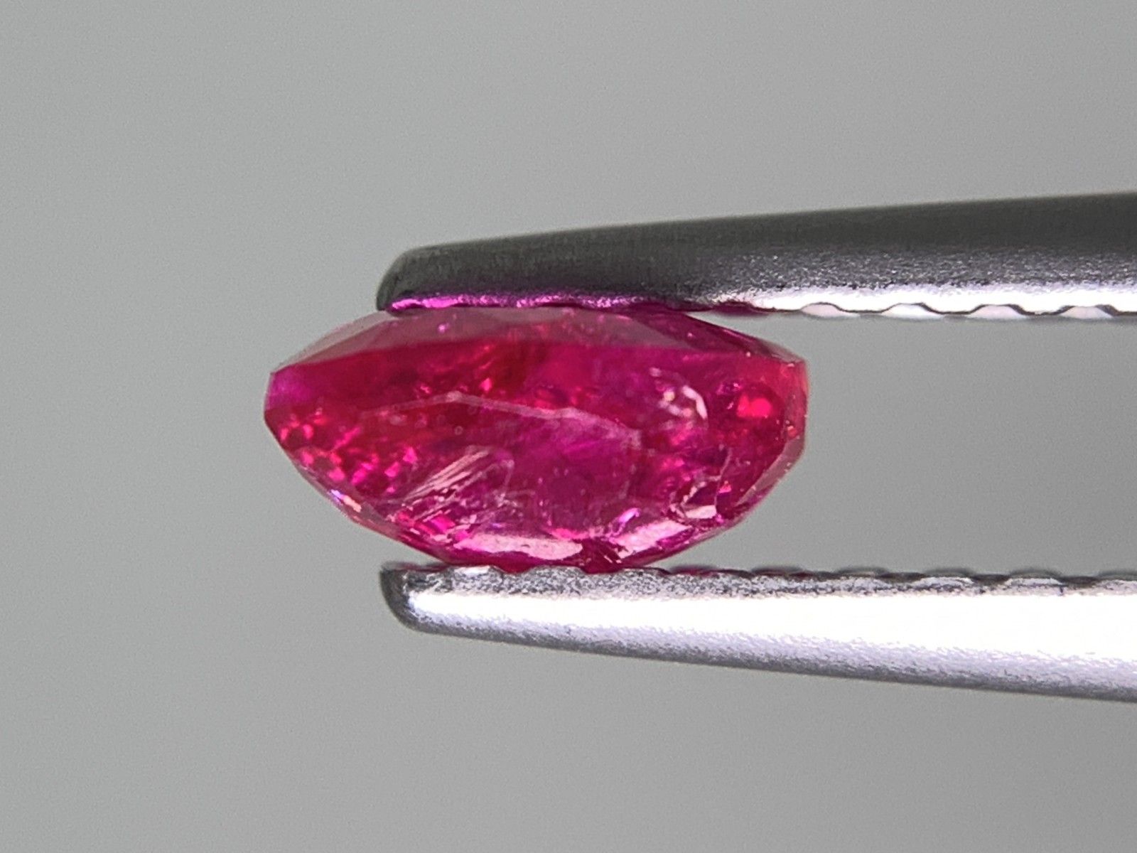 ルビー 天然 0.663ct 宝石ソーティング付き 5.4㎜×4.6㎜×2.5㎜ ルース