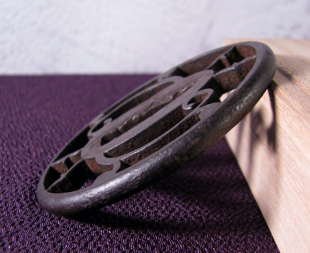 雁繋ぎ透し鍔 】 本漆五三桐紋手箱入り 江戸時代 雁繋ぎ透し鍔 】 本漆