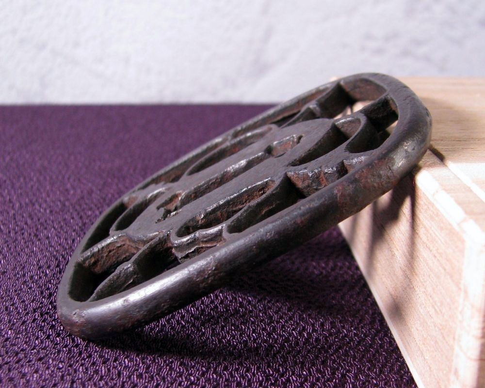 雁繋ぎ透し鍔 】 本漆五三桐紋手箱入り 江戸時代 雁繋ぎ透し鍔 】 本漆