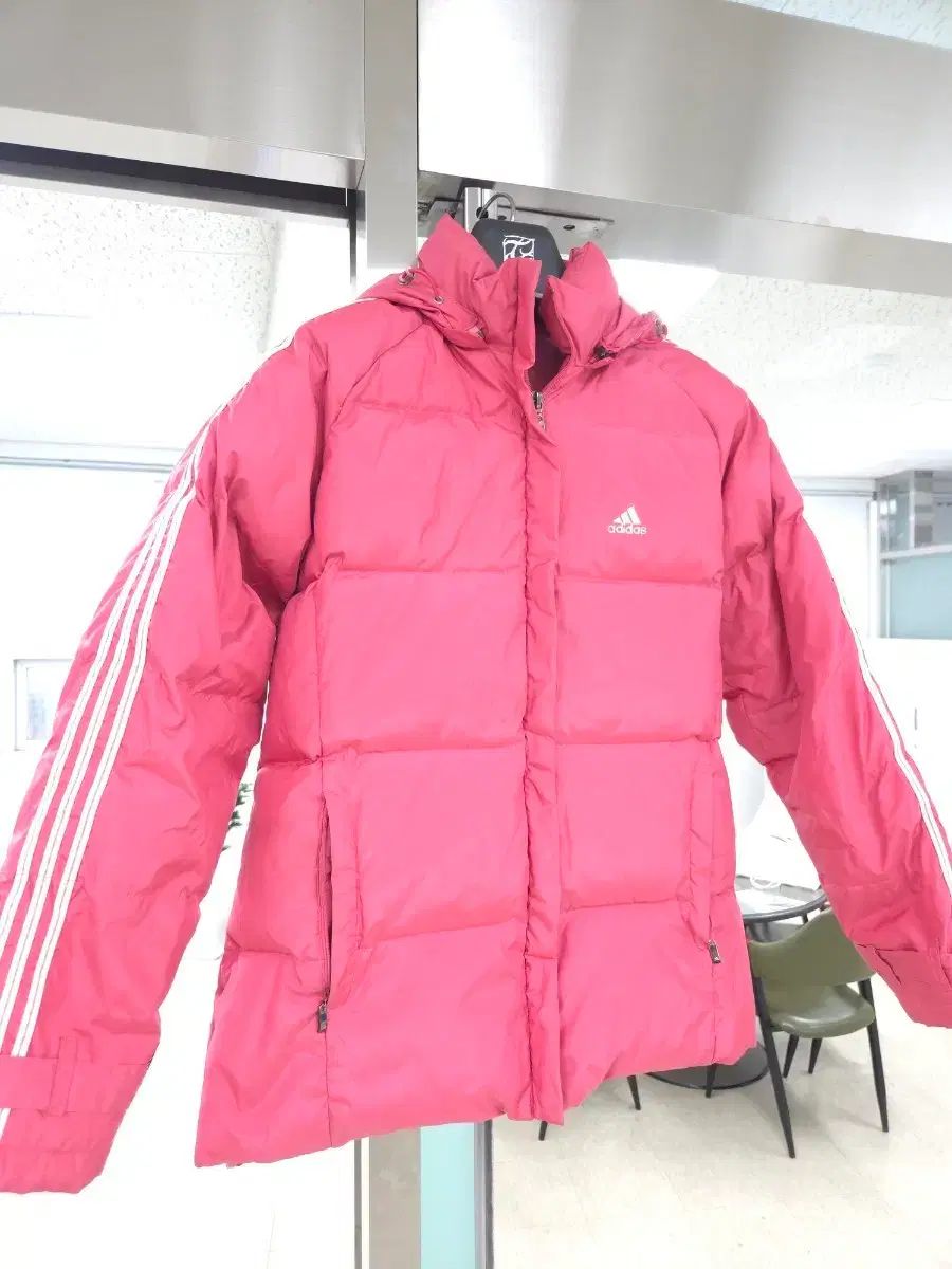 新品未使用タグ付き　正規品　adidas ダウンジャケット　ピンク　XLサイズ アディダス ピンク色 3本線 ダウン アウター 90 - メルカリ