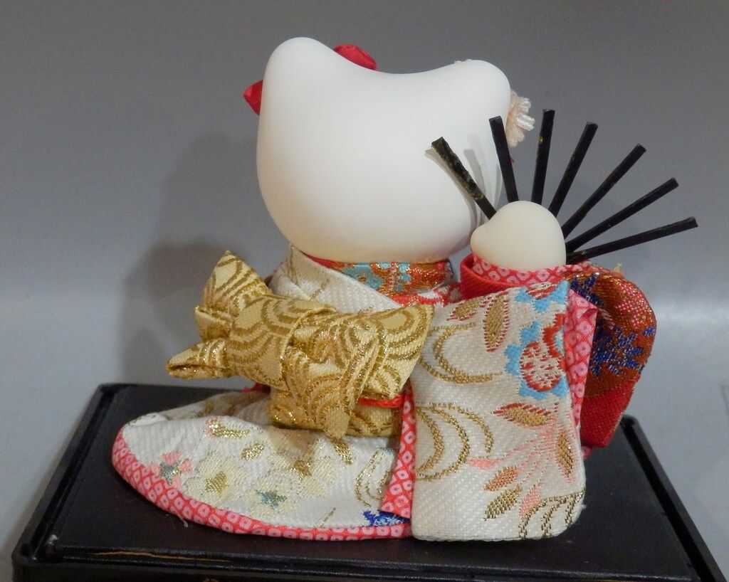 あすなろ舎 ハローキティ 日本人形 葉朗彩々白着物 2004年 - メルカリ