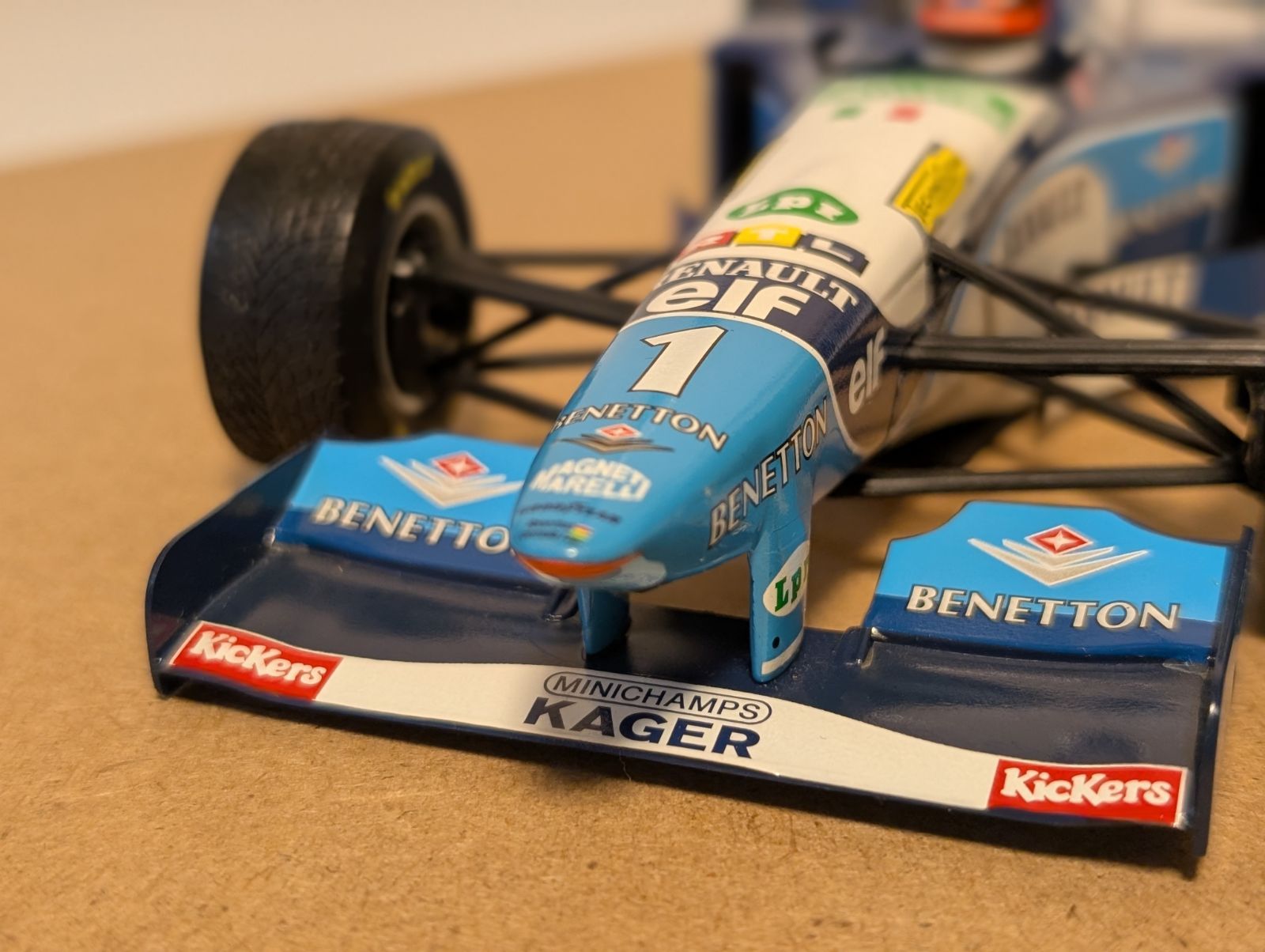 チャンピオンカー1/18ミニチャンプス ベネトンB195 ミハエル