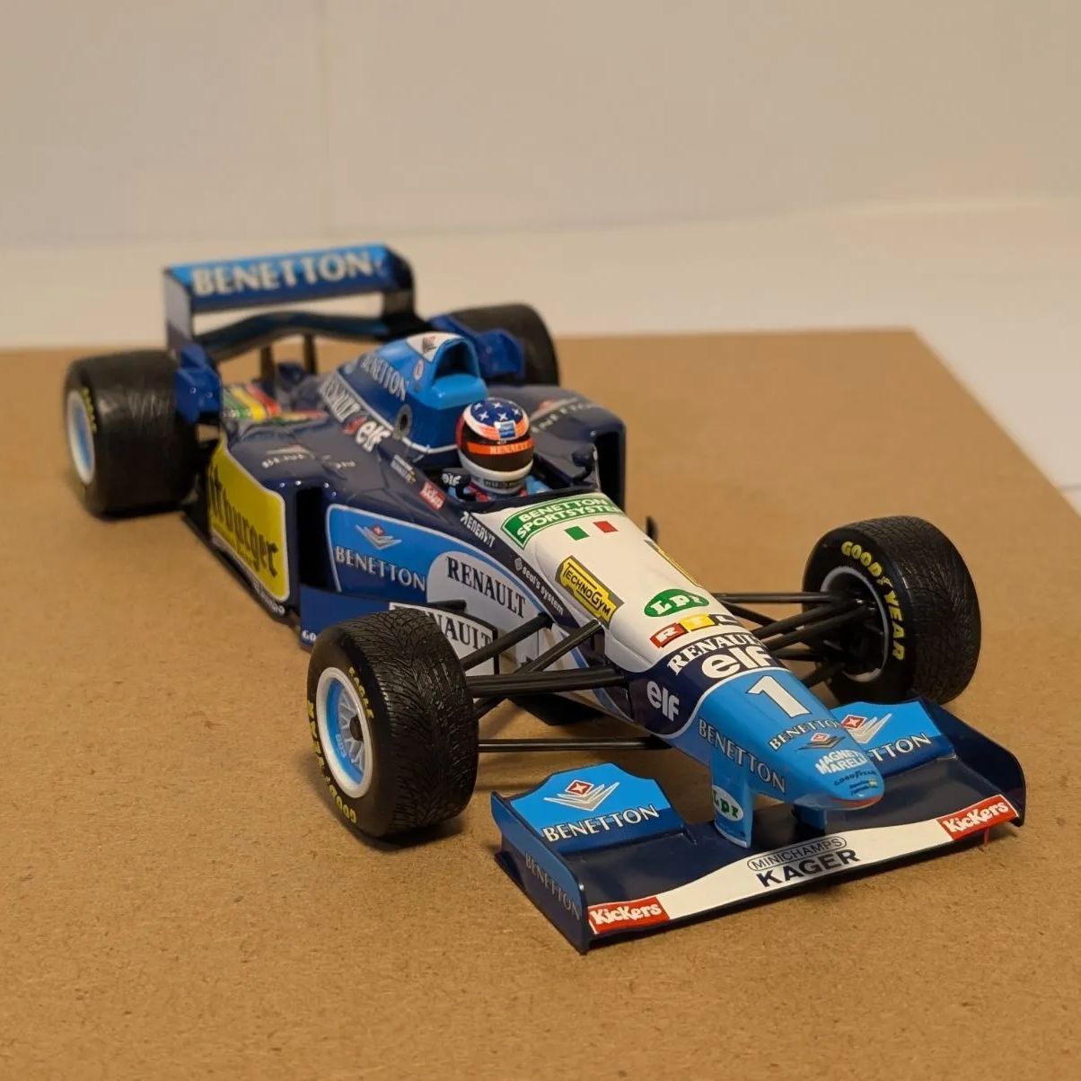 チャンピオンカー1/18ミニチャンプス ベネトンB195 ミハエル